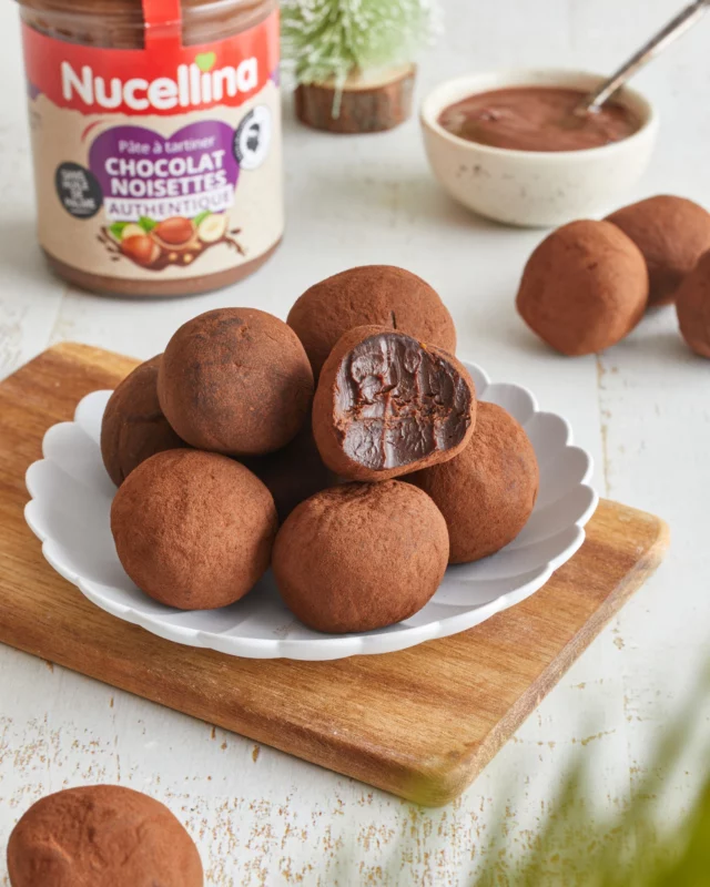 🍫 Et si on prolongeait un peu la magie des fêtes avec une douceur maison ultra simple ?
✨ Ces petites truffes express à la pâte à tartiner @nucellina ont fait un carton à la maison pendant les vacances… 😅
💭 Une ganache fondante, un cœur de Nucellina, une touche de fleur de sel… et plein de possibilités pour les personnaliser selon vos envies : zestes d’orange, épices, coco, spéculoos…
⏳ Préparation express + passage au frais = succès garanti !
📲 La recette complète est à retrouver sur nucellina.fr pour tous les gourmands en quête d’idées faciles et réconfortantes 🫶
Et vous, vous cuisinez encore un peu « festif » en janvier ? 👀
#nucellina #truffesmaison #gourmandiseauthentique #pateatartiner #fabriqueencorse #chocolataddict #faitmaison #recettefacile #clelia_13_