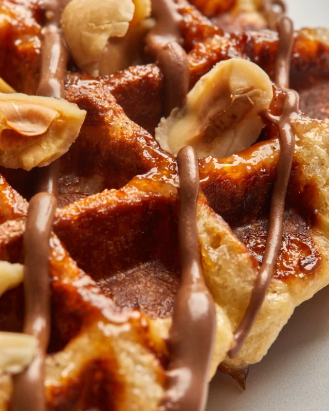 🧇✨ Des gaufres de Liège bien dorées, légèrement caramélisées, moelleuses à cœur… et sublimées par une touche de Nucellina 🍫🌰
On fond complètement pour cette création ultra gourmande imaginée par @claelia_13_ : une recette généreuse, réconfortante, avec ce qu’il faut de croquant grâce aux noisettes grillées.
Chez Nucellina, on aime ces instants simples qui rendent la journée encore plus douce : une belle gaufre maison, une cuillère de pâte à tartiner chocolat noisettes, et le plaisir fait le reste 🤎
Vous êtes plutôt team :
gaufres nature, avec Nucellina, ou extra noisettes grillées ? 👀

#Nucellina #PateATartiner #ChocolatNoisettes #GaufresDeLiege #RecetteGourmande #Gourmandise #PauseGourmande #PetitDejeunerGourmand #BrunchMaison #Noisette #FoodInspiration #clelia_13_