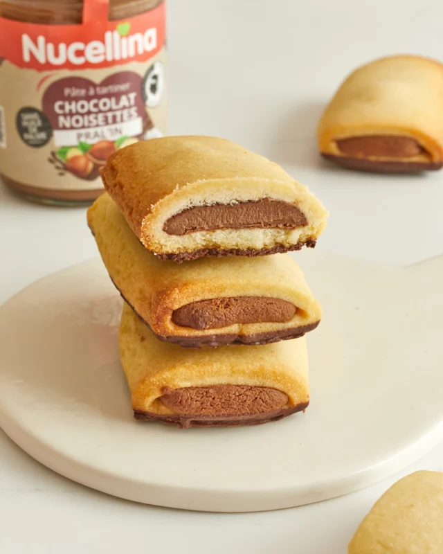 🍫 Vous les reconnaissez, ces petits biscuits ultra gourmands ?
Une version maison façon Pockitos, imaginée par #clelia_13_, avec un cœur fondant à la nouvelle Nucellina Pral’in 🤎
Cette nouvelle recette de pâte à tartiner met à l’honneur la noisette pralinée, pour un goût encore plus gourmand, plus rond, et une texture toujours aussi fondante.
Le résultat ?
Des biscuits sablés croustillants, un cœur chocolat-noisette praliné, et une base chocolatée pour encore plus de plaisir à chaque bouchée 😍
Une jolie idée pour le goûter, à refaire à la maison avec la Nucellina Pral’in.
📝 La recette complète de #clelia_13_ est à retrouver sur nucellina.fr
#nucellina #nucellinapralin #praliné #chocolatnoisette #pateatartiner #biscuitmaison #recettegourmande #goutermaison #chocolat #noisette #foodlover #gourmandise #clelia_13_