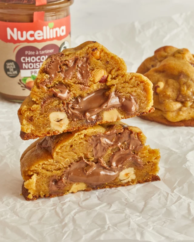 ⚡ ALERTE COOKIE COULANT ⚡
Le craquant des noisettes.
Le fondant du chocolat.
Et au milieu... une surprise signée Nucellina. 🤎
Quand Clélia_13_  imagine un cookie, elle ne fait jamais les choses à moitié.
Résultat : un format XXL, un cœur coulant à la Pral'in et une texture qui joue sur tous les contrastes.
📸 Swipez mentalement jusqu'à la première bouchée...
On parie que vous avez envie d'en attraper un ?
🍪 Quel est votre rituel cookie parfait ?
☕ Avec un café ?
🥛 Avec un grand verre de lait ?
🍫 Ou encore plus de pâte à tartiner ?
Recette : www.nucellina.fr
#Nucellina #CookieTime #CookieAddict #Pralin #Noisette #FoodPhotography #DessertLovers #RecetteGourmande #ChocolateCookie #Foodstagram #clelia_13_