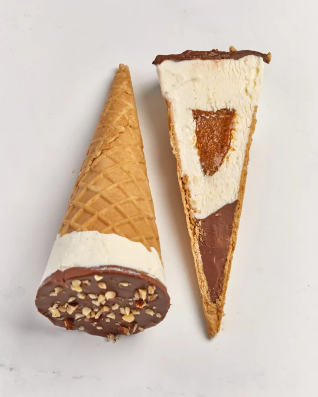 🍦 LE cornet glacé qui va faire fondre votre été ! 🤎🌰
Quand une recette signée @clelia13 rencontre notre nouvelle NUCELLINA PRAL'IN, le résultat est tout simplement irrésistible. 😍

Imaginez...
✨ Un cornet croustillant
🍫 Une pointe de chocolat au fond
🤎 Une généreuse couche de NUCELLINA PRAL'IN
🍦 Une glace vanille ultra onctueuse
🌰 Un cœur praliné noisette
✨ Et pour finir… une coque craquante à la NUCELLINA PRAL'IN, parsemée d'éclats de noisettes.

Le secret ? Le goût unique de NUCELLINA PRAL'IN : une alliance gourmande de chocolat, de noisettes et d'un praliné intensément fondant qui transforme un simple cornet en véritable moment de plaisir. 💛

Un immense merci à @clelia13 pour cette création aussi belle que gourmande. ❤️

💬 Et vous, quel serait le cornet glacé de vos rêves ? Dites-nous tout en commentaire ! 👇

Pour la recette 👉 nucellina.fr

#Nucellina #NucellinaPralin #GlaceMaison #CornetGlacé #RecetteGourmande #Praliné #Noisette #DessertMaison #FoodLover #Gourmandise #InstaFood #SummerTreat #Collaboration #Clelia13
