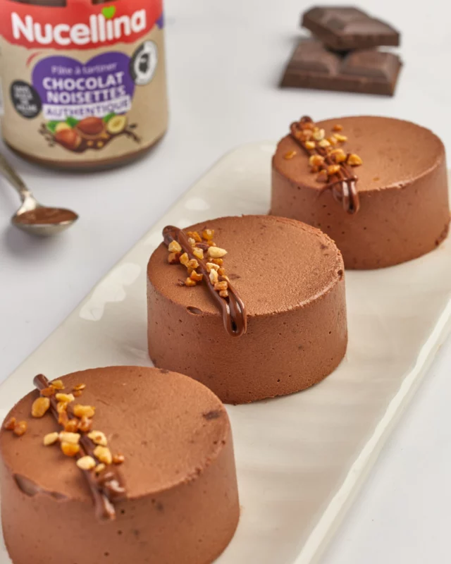 🥄 Et si Nucellina passait du pot… au dessert ? 🍫
Clélia 13 nous a préparé une création à laquelle il est difficile de résister : un parfait au chocolat noir & Nucellina Authentique. 🤎
Une texture entre la mousse au chocolat et le dessert glacé, l’intensité du chocolat noir 70 %… et cette touche de Nucellina qui apporte toute sa gourmandise. 😍
À savourer frais, glacé ou en petites verrines… enfin, si vous réussissez à attendre avant de goûter. 😬🥄
Merci à @clelia13 d’avoir imaginé cette recette avec notre Nucellina Authentique. 🫶
👩‍🍳 Envie de réaliser le parfait à la maison ?
Retrouvez la recette complète de Clélia sur nucellina.fr, ainsi que nos pâtes à tartiner pour laisser parler votre gourmandise.
🌰 À vous ensuite de nous montrer votre version !
📦 Livraison offerte dès 3 pots.
#Nucellina #PateATartiner #Chocolat #RecetteGourmande #Dessert #Gourmandise